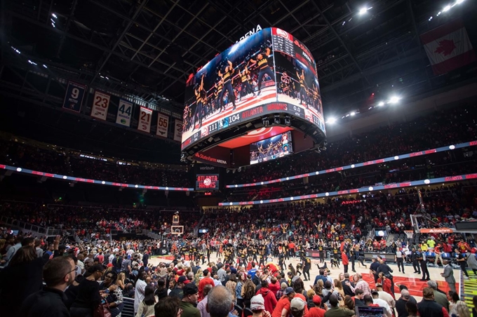 미국 NBA 경기장 최초 '360도 LED 스크린'  기사 이미지